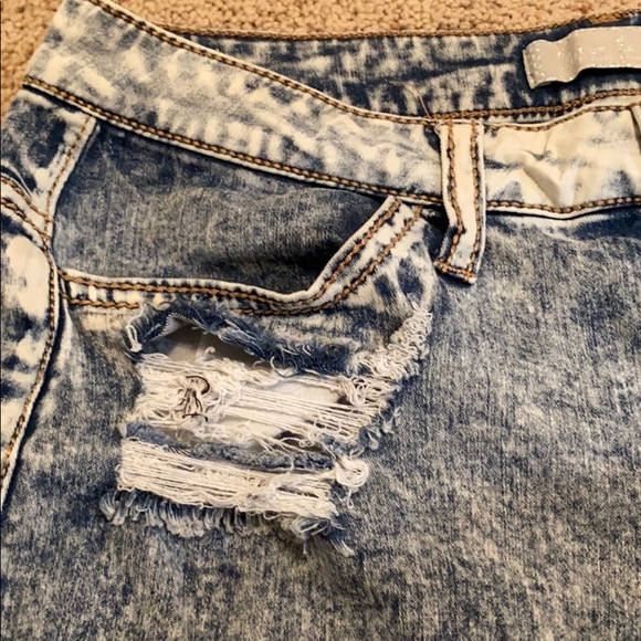 Highly distressed jean shorts - Picture 4 of 8